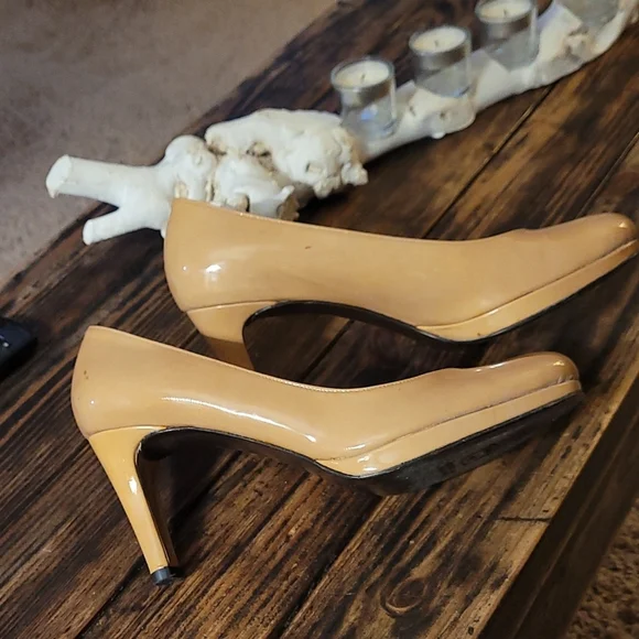 Stuart Weitzman Hummus Aniline Patent Leather Pumps Rounded Toe - Picture 2 of 15